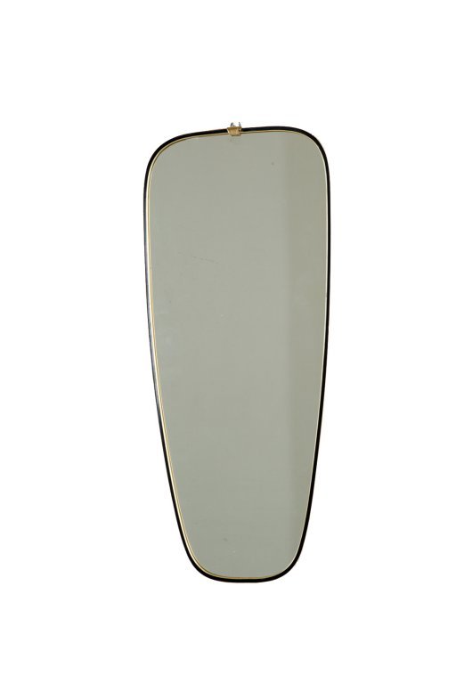 UNO SPECCHIO DA PARETE, anni '50. Ottone,: UNO SPECCHIO DA PARETE, anni '50. Ottone, cristallo argentato. Cm 80 x 34.