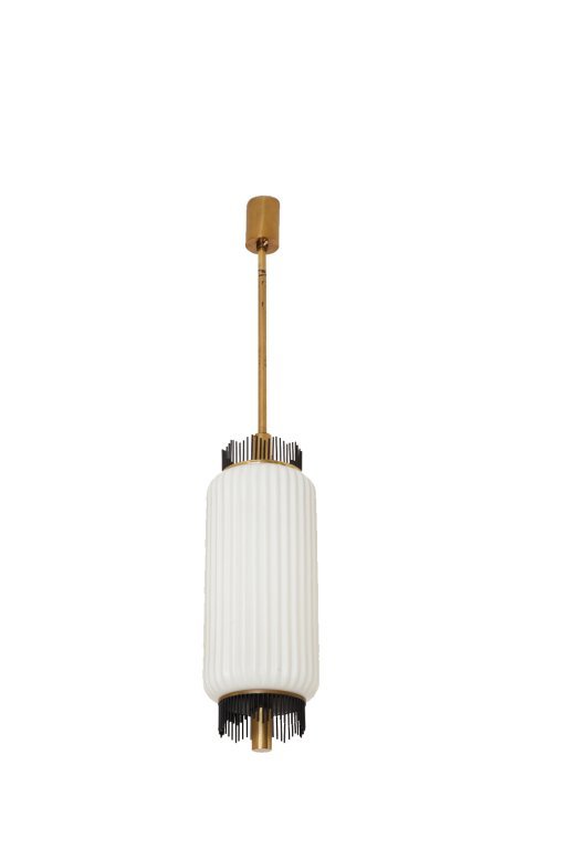 UNA LAMPADA A SOSPENSIONE, circa 1960.: UNA LAMPADA A SOSPENSIONE, circa 1960. Ottone lucido e laccato, vetro opalino satinato. Altezza cm 78.