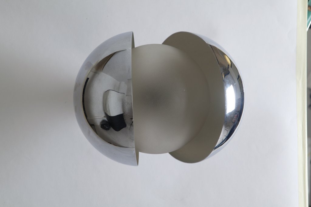 GIANEMILIO, PIERO, ANNA MONTI Una lampada a: GIANEMILIO, PIERO, ANNA MONTI Una lampada a parete "Diaframma" per FONTANA ARTE, 1968. Ottone cromato, vetro satinato. Altezza cm 24, larghezza 24, profonditÃ 30. Letteratura: Casa Amica 7 novembre