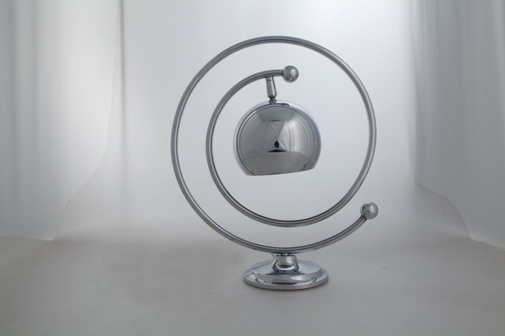 UNA LAMPADA DA TAVOLO, anni '70. Metallo: UNA LAMPADA DA TAVOLO, anni '70. Metallo cromato. Altezza cm 39.