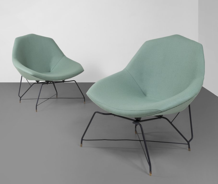 AUGUSTO BOZZI Due poltrone per FRATELLI: AUGUSTO BOZZI Due poltrone per FRATELLI SAPORITI, anni '60. Supporto di ferro verniciato, piedini di ottone, scocca in masonite imbottita con gommapiuma e rivestita in tessuto. Altezza cm 83, larghezz