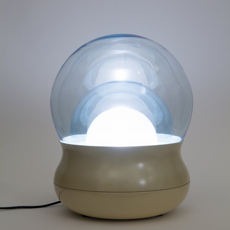 STILNOVO Una lampada da tavolo "Fiesta",: STILNOVO Una lampada da tavolo "Fiesta", 1968. Alluminio laccato, vetro opalino satinato, cristallo colorato. Altezza cm.40 , diametro cm.32. A "Fiesta" table lamp, 1968. Lacquered aluminum, frosted o
