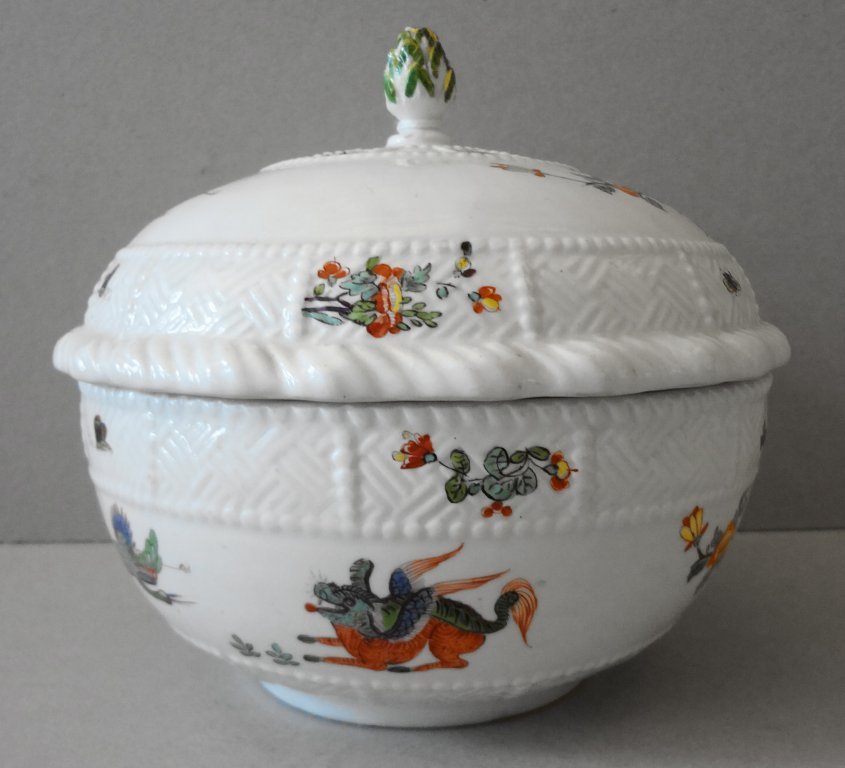 Piccola zuppiera di forma rotonda in porcellana (1 of 1)