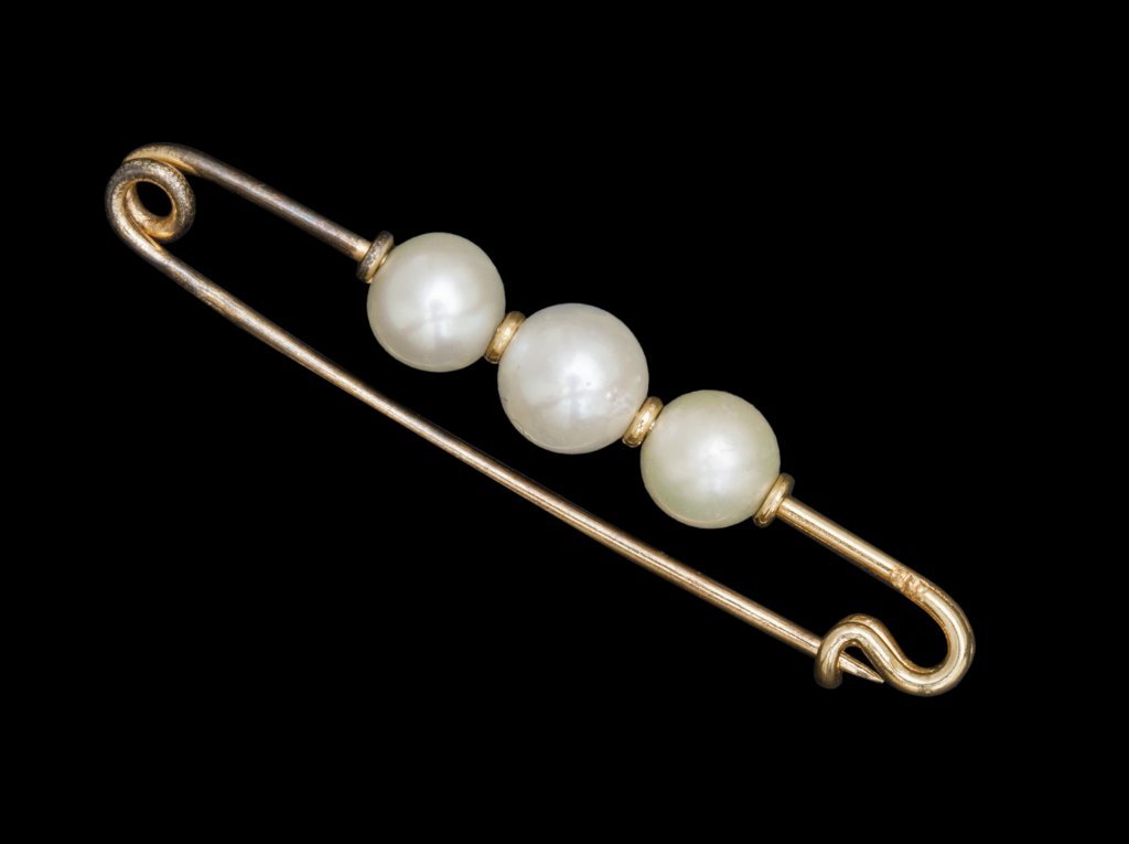 Lotto composto da tre spille in oro giallo e (1 of 2)