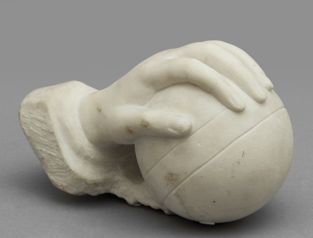Mano che sorregge una sfera, scultura in marmo (1 of 2)