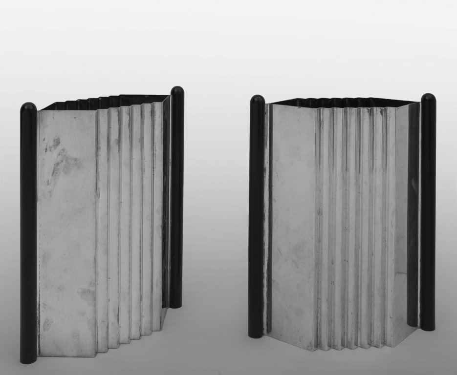 SUPERSTUDIO Una coppia di vasi della serie: SUPERSTUDIO Una coppia di vasi della serie "Programma D" per ARGENTERIE RICCI, 1974. Argento 925, ebano tornito. Punzoni: R Superstudio 925 20AL. Cm 25 (h) x 20 x 8. A pair of vases from the "Programm