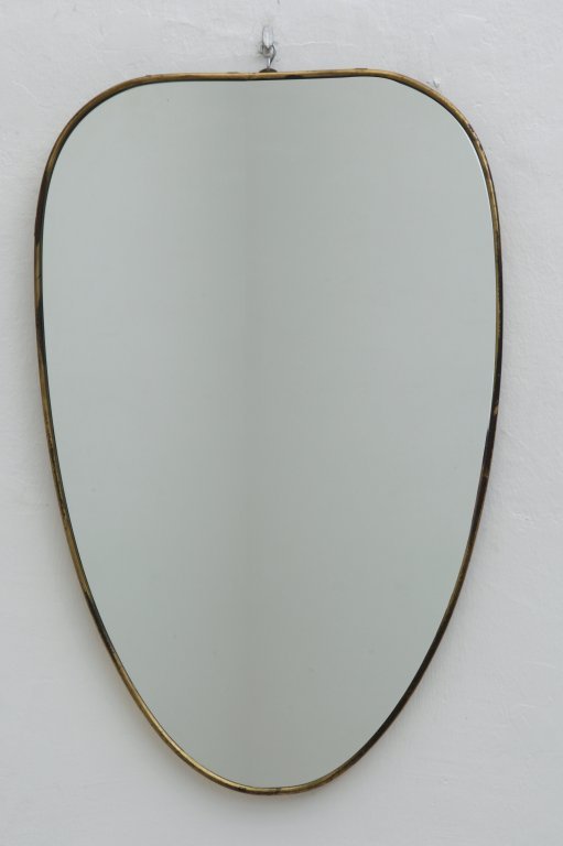 UNO SPECCHIO DA PARETE, anni "50. Ottone,: UNO SPECCHIO DA PARETE, anni "50. Ottone, cristallo argentato. Cm 73 x 48.