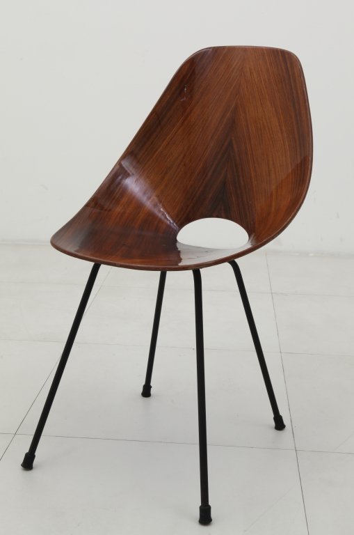 VITTORIO NOBILI Una sedia "Medea" per: VITTORIO NOBILI Una sedia "Medea" per FRATELLI TAGLIABUE, 1955. Ferro verniciato, compensato di palissandro curvato. Altezza cm 84, larghezza 46, profonditÃ 54. Letteratura: Domus329 (aprile 1957),