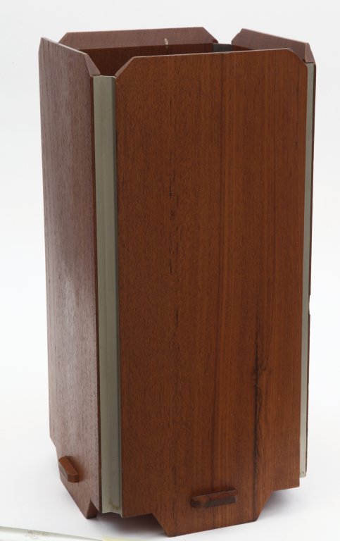 ICO PARISI Un portaombrelli per: ICO PARISI Un portaombrelli per STILDOMUSELEZIONE, 1960 Legno di teak, alluminio, vaschetta in lamierino verniciato. Cm 50 (h) x 24 x 24. Letteratura: Domus 373 (dicembre 1960), rassegna rivista dell"