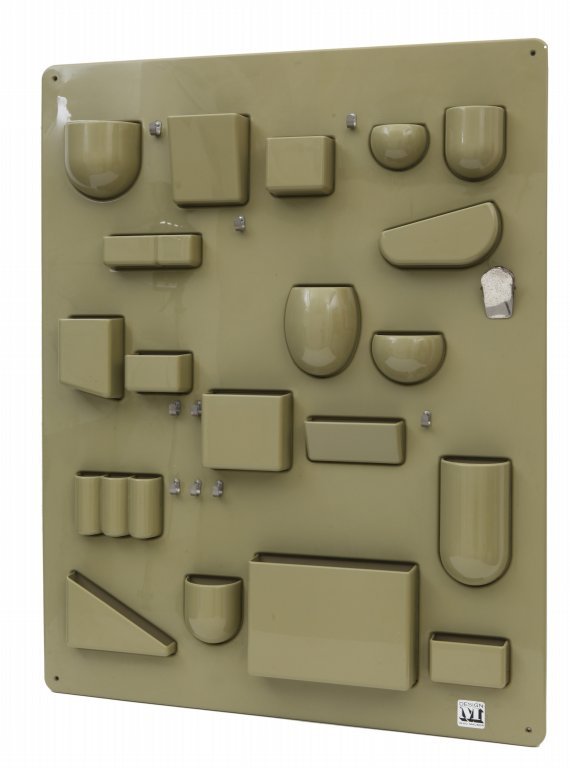 INGO MAUER Un portaoggetti da parete "Uten: INGO MAUER Un portaoggetti da parete "Uten Silo" per DESIGN M, anni "60. Resina Abs. Cm 87 x 67, sporgenza cm 6.