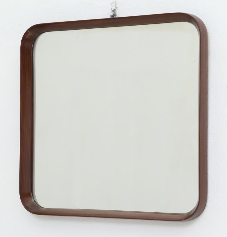 RO.MA., CantÃ¹ Uno specchio da parete, anni: RO.MA., CantÃ¹ Uno specchio da parete, anni "60. Legno di palissandro, cristallo argentato. Etichetta della manifattura. Cm 52 x 52.
