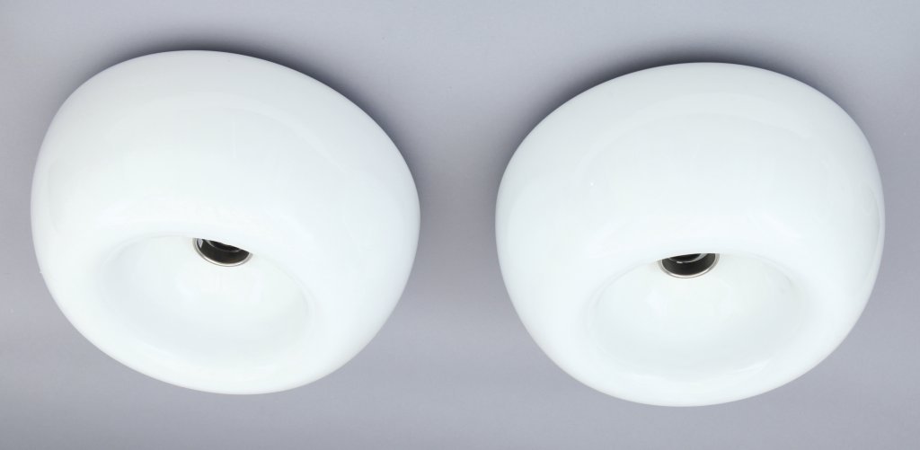 ACHILLE E PIER GIACOMO CASTIGLIONI Due: ACHILLE E PIER GIACOMO CASTIGLIONI Due lampade a parete o a plafone "Velella" per FLOS, 1967. Alluminio verniciato, vetro opalino. Altezza cm 20, diametro cm 40. Letteratura: Ottagono 5 (aprile 1967),