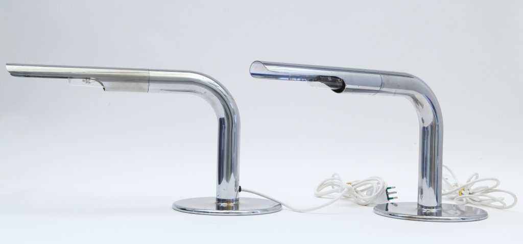 INGO MAUER Due lampade da tavolo "Gulp" per: INGO MAUER Due lampade da tavolo "Gulp" per DESIGN M, circa 1968. Ottone cromato. Altezza cm 23. Letteratura: catalogo Design M anni "70, pagine non numerate Domus 506 (gennaio 1972), p. d/534.