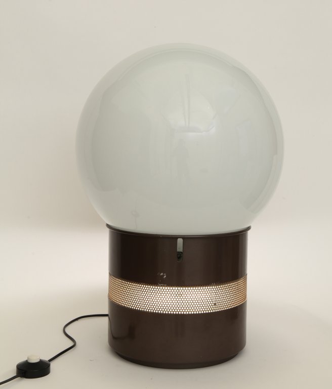 GAE AULENTI Una lampada da terra: GAE AULENTI Una lampada da terra "Mezzoracolo" per ARTEMIDE, 1969. Lamiera di ferro smaltata, vetro opalino. Altezza cm 62. Letteratura: Casa Amica 11 novembre 1969, p. 47 Domus 490 (settembre 1970),