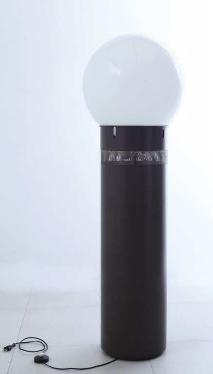 GAE AULENTI Una lampada da terra "Oracolo": GAE AULENTI Una lampada da terra "Oracolo" per ARTEMIDE, 1969. Metallo laccato, vetro opalino. Altezza cm 140. Letteratura: Casa Amica 11 novembre 1969, p. 47 catalogo Artemide 1974, p. 45 Giuliana Gr