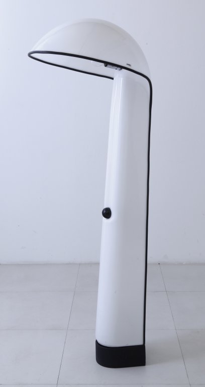 HARVEY & GUZZINI (Editore) Una lampada da: HARVEY & GUZZINI (Editore) Una lampada da terra "Alba", anni "70. Metacrilato opalino termostampato, gomma, metallo cromato, base-zavorra in ghisa. Etichetta "iGuzzini made in Italy". Altezza cm 165.