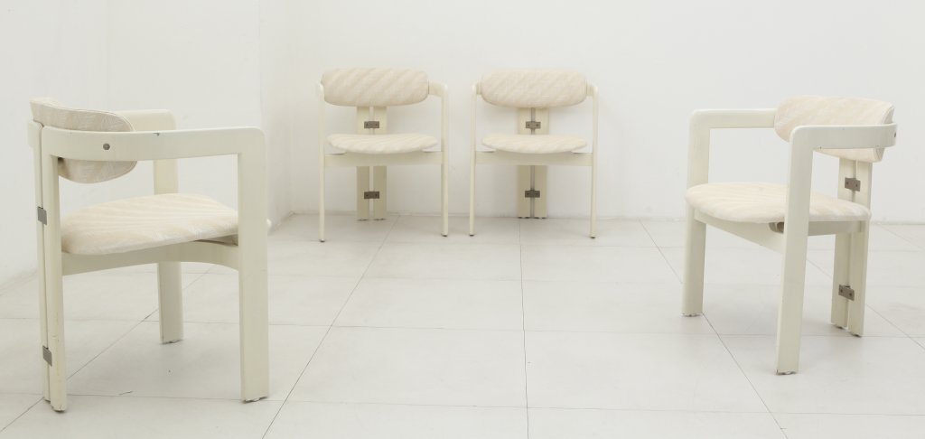 AUGUSTO SAVINI Quattro poltroncine "Pamplona": AUGUSTO SAVINI Quattro poltroncine "Pamplona" per GIUSEPPE POZZI, circa1970. Legno laccato, sedile e schienale imbottiti rivestiti in tessuto. Altezza cm 74, larghezza 57, profonditÃ 51. Letteratur