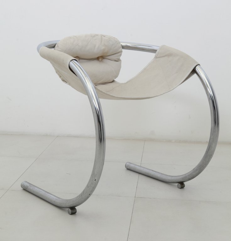 BYRON BOTKER Una poltroncina della serie "Palo: BYRON BOTKER Una poltroncina della serie "Palo Alto" per LANDES, 1970 distribuita in Italia da Lyda Levi. Tubo di acciaio curvato e cromato, tessuto. Altezza cm 70, larghezza 68, profonditÃ 70.