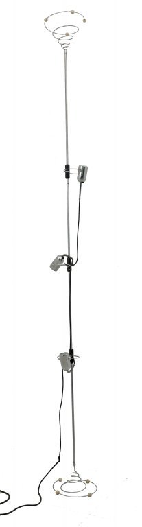 FRANCESCO FOIS Una lampada da terra a: FRANCESCO FOIS Una lampada da terra a soffitto per REGGIANI, circa 1974. Metallo cromato, tre faretti orientabili ad altezza regolabile. Altezza massima cm 320, minima cm 280. Letteratura: Domus 538 (