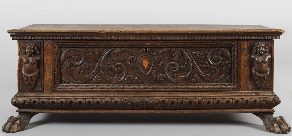 Cassapanca in noce, frontale scolpito con stemma (1 of 1)