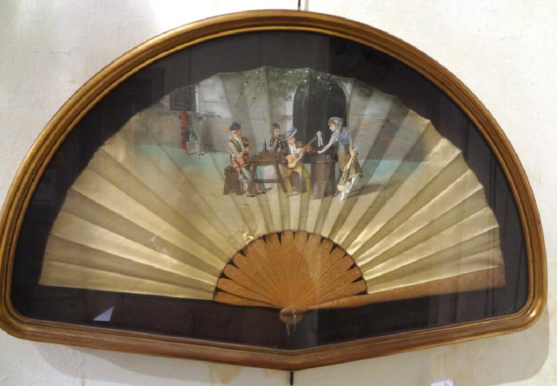 Ventaglio raffigurante suonatori nella sua teca (1 of 1)