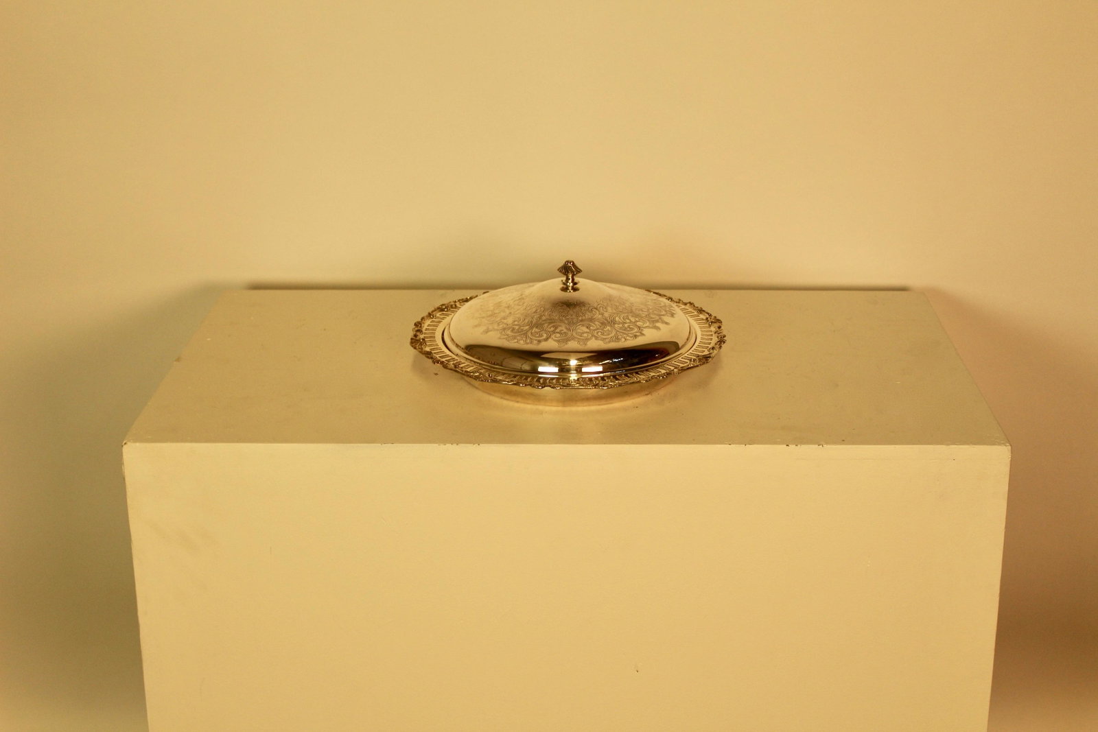 Old English Reproduction Silver Plate Dish: Old English Reproduction silver plate covered casserole dish, 13.5"Dia