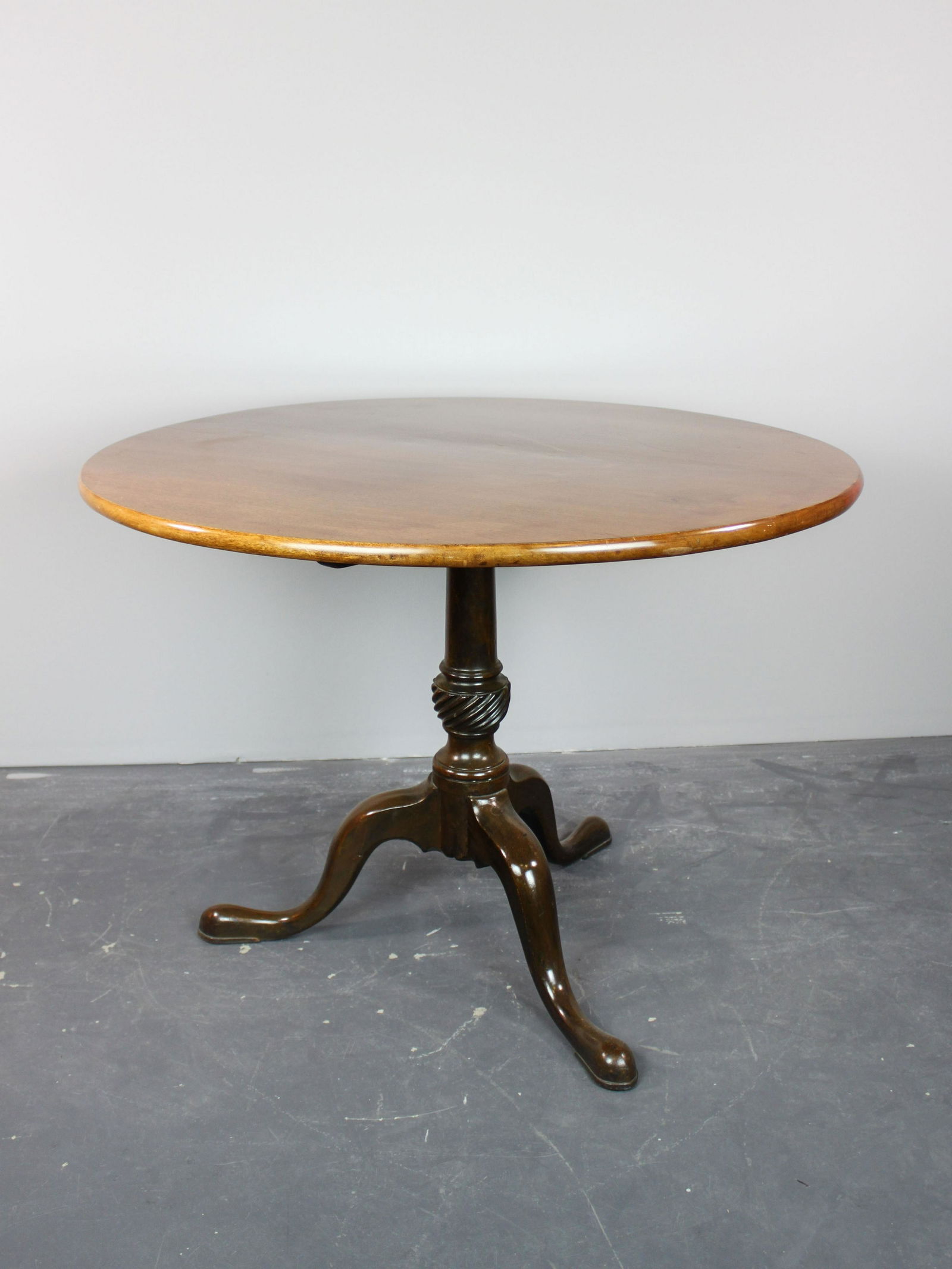 Queen Anne Style TiltTop Table in Excellent Condition: Ca. 1890 Queen Anne style mahogany tilttop table with original hardware and finish. Excellent Condition. 38"Dia. x 28"H