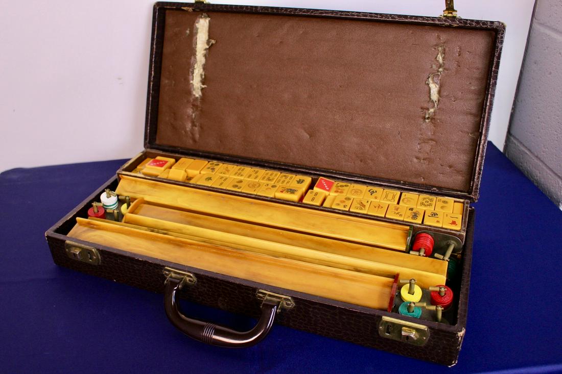 Complete Vintage Bakelite Mahjong Set in Leather Case (1 of 10)