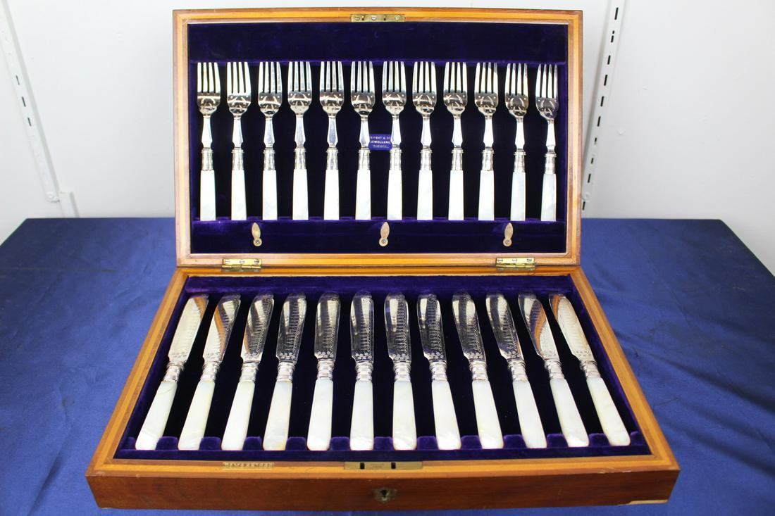G.Seifert and Sons Jewellers Quebec Silverware Set in Wood Case (1 of 15)