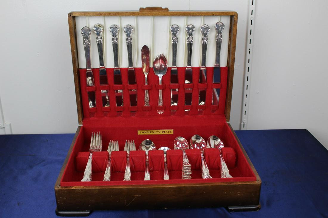 Community Plate Seal Brite Anti Tarnish Silverware set in Wood Case (1 of 13)