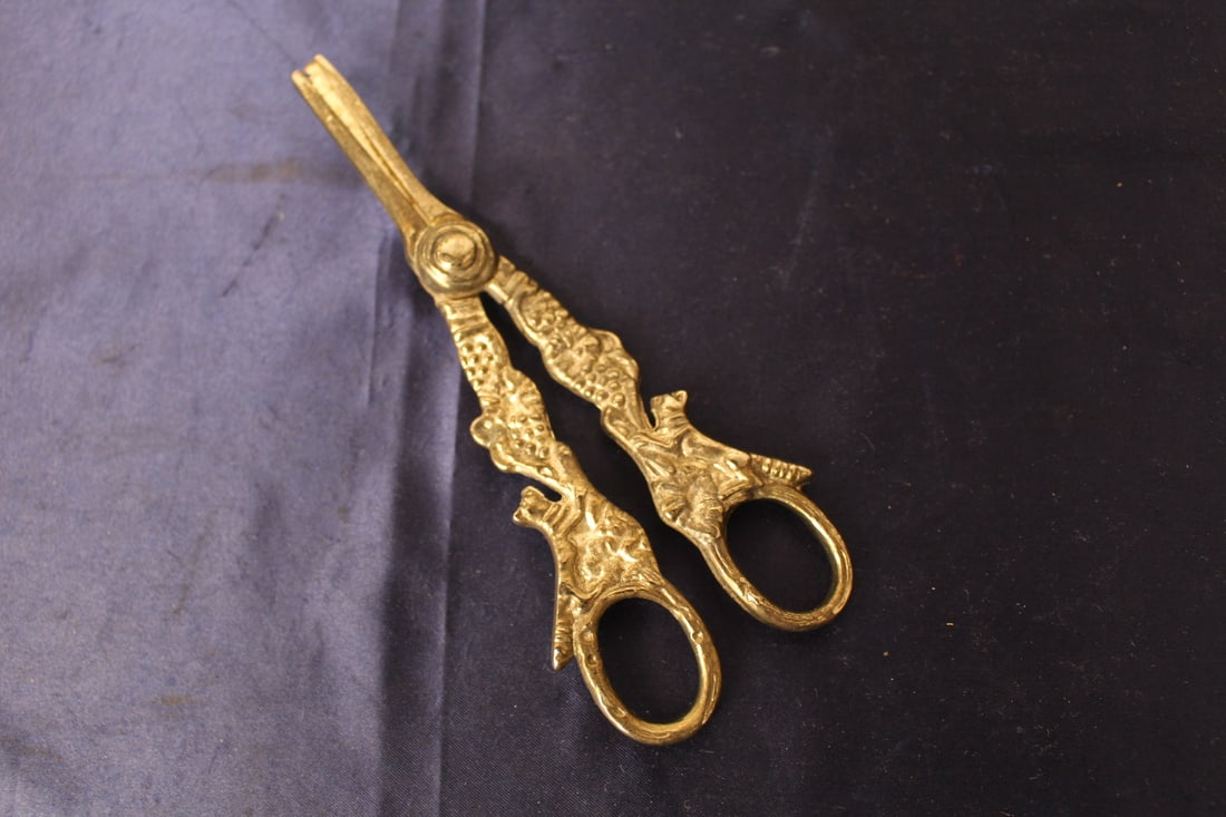 Silver Grape Scissors with Dogs (1 of 5)