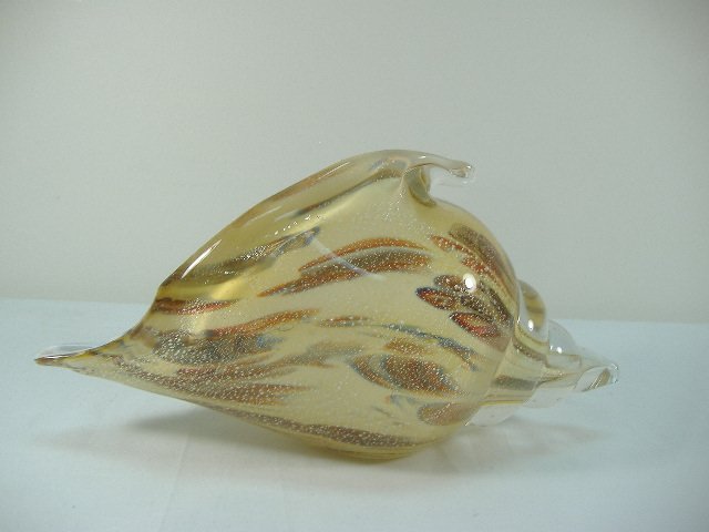 Ann Primrose Murano Collection Beige Shell Sculpture: For auction, a wonderful Ann Primrose Murano Collection Shell sculpture. It measures approx. 10 inches in length and approx. 5 inches in height.