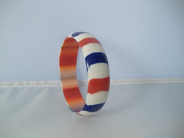 Vintage Lucite 1970s USA Bangle Bracelet: Manufactured by Best Plastics of Providence RI in the 1970s. Measures approx. 1 inch in width and approx. 2 3/4 inches in diameter.