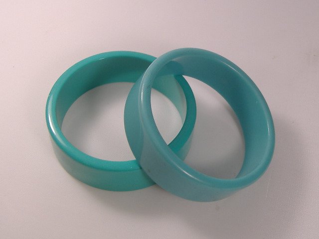 2 Vintage Lucite 1970s Teal Bangle Bracelets: Manufactured by Best Plastics of Providence RI in the 1970s. Each Measures approx. 1 inch in width and approx. 2 3/4 inches in diameter.