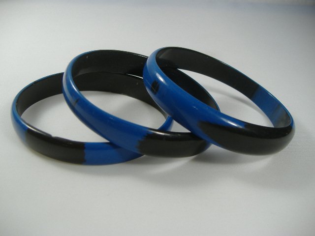 3 Vintage Lucite 1970s Sapphire Retro Bangle Bracelets: Manufactured by Best Plastics of Providence RI in the 1970s. Each Measures approx. 1/2 inch in width and approx. 2 3/4 inches in diameter.