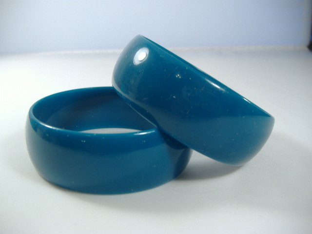 2 Vintage Lucite 1970s Aqua Bangle Bracelets: Manufactured by Best Plastics of Providence RI in the 1970s. Each Measures approx. 1 inch in width and approx. 2 3/4 inches in diameter.