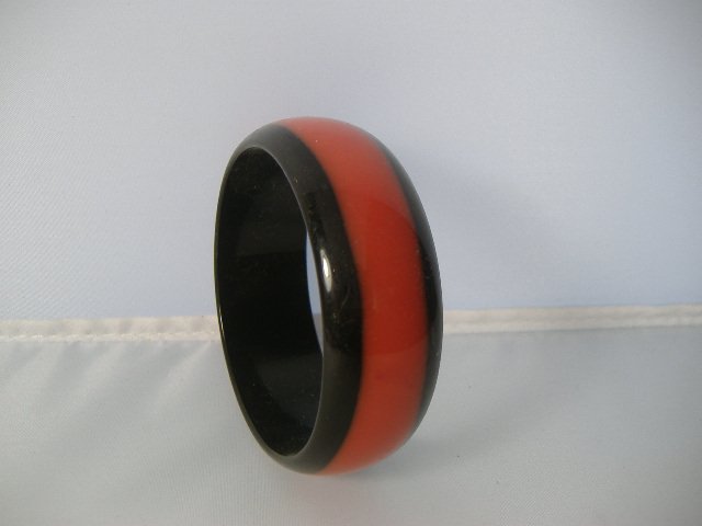 Vintage Lucite 1970s Ladybug Bangle Bracelet: Manufactured by Best Plastics of Providence RI in the 1970s. Measures approx. 1 inch in width and approx. 2 3/4 inches in diameter.