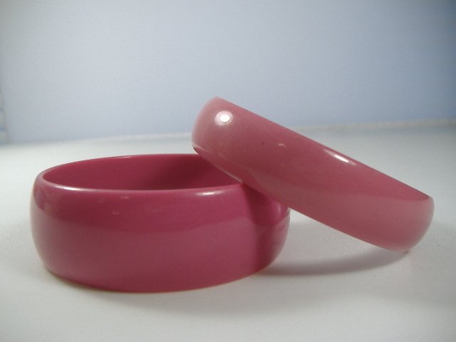 2 Vintage Lucite 1970s Pink Retro Bangle Bracelets: Manufactured by Best Plastics of Providence RI in the 1970s. Each Measures approx. 1 inch in width and approx. 2 3/4 inches in diameter.