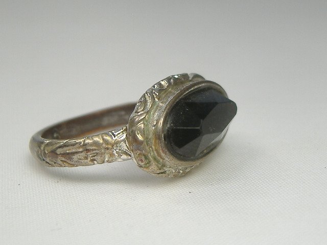 Vintage Onyx Stone Ring: Great condition, onyx as a center stone.