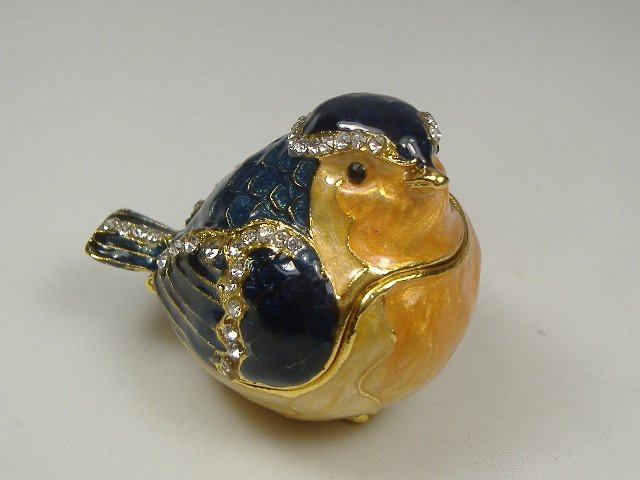 Crystalleria Robin Jewelry Box: This jewelry box measures approx. 2 inches in length, 1 1/2 inches at it's maximum width, and approx. 1 1/2 inches in height. The inside jewelry box is a little smaller than these dimensions.