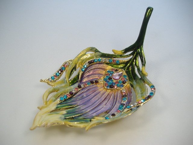 Crystalleria Peacock Feather Jewelry Tray: This jewelry try measures approx. 5 inches in length, 3 inches at it's maximum width, and approx. 2 1/4 inches in height.