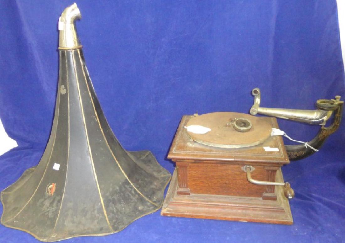 VICTOR TYPE III TABLE-TOP PHONOGRAPH (1 of 3)