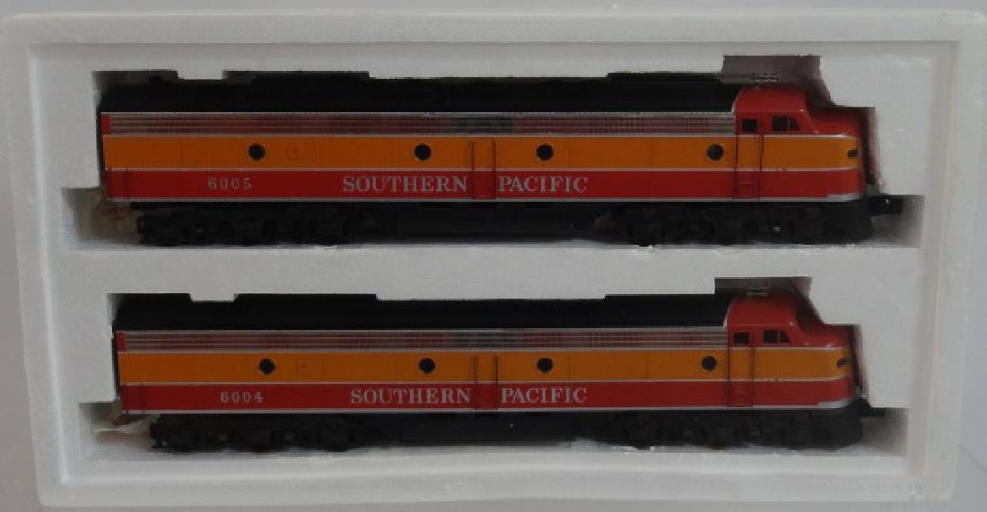 *2 WEAVER TRAINS: EMD E-8 AA Diesels, gold edition, with original box.
