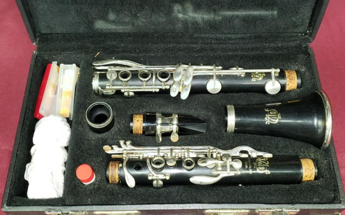 *LEBLANC CLARINET: Enclosed in fitted case.