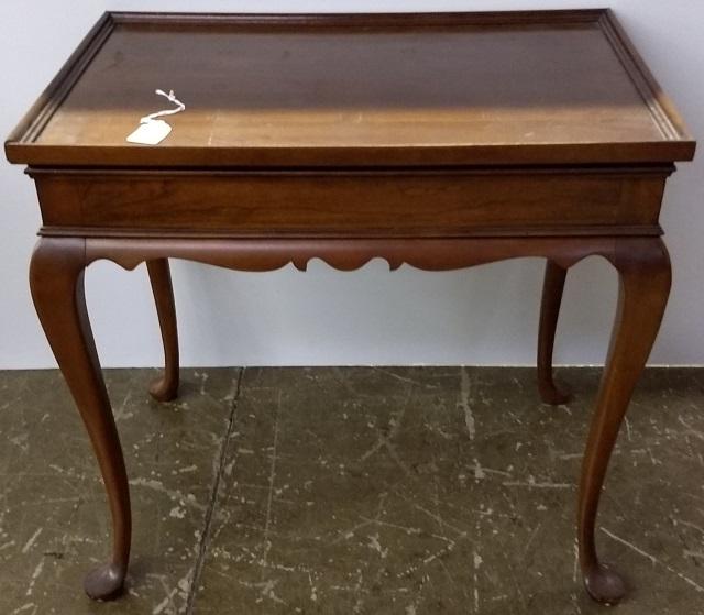 QUEEN ANNE STYLE MAHOGANY TEA TABLE: Raised on cabrial legs.