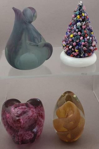 *4 ART GLASS PAPERWEIGHTS: Purple heart-form pen holder signed "OBG 1989", amber-colored egg-form paperweight signed indistinctly on underside, mouse-form paperweight with no visible signature, and a Christmas tree paperweight 