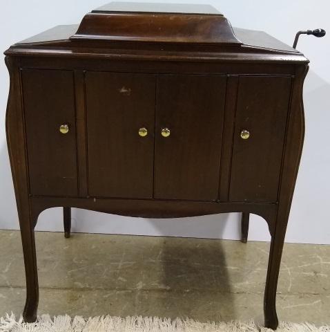 VICTOR FLOOR MODEL PHONOGRAPH: Enclosed in mahogany case, model VV-240.