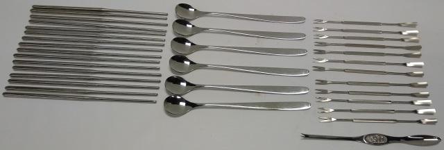 *GROUP OF SILVERPLATE AND STAINLESS STEEL: 16 stirrers, 6 iced tea spoons, and 13 cocktail forks.