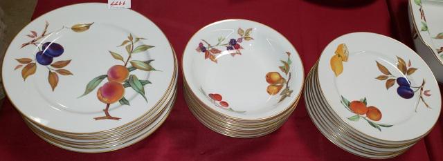 *24 PCS ROYAL WORCESTER DINNERWARE: "Evesham" pattern, gold rimmed, comprising 8 dinner plates 10 1/8", 8 cereal bowls 8 1/8", 8 salad plates 9 1/8".