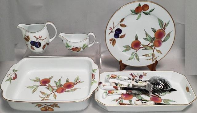 *5 PCS ROYAL WORCESTER DINNERWARE: "Evesham" pattern, gold rimmed, comprising large lasagna dish 15 1/2" x 11 1/2", gravy boat length 7", small pitcher 5 5/8", round platter 12 1/8", serving dish 15 3/16" x 8 1/8" and 8 utensils, servi